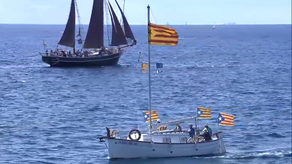 La ‘Ola por la Independencia’ tiñe de los colores de la estelada parte del litoral catalán
