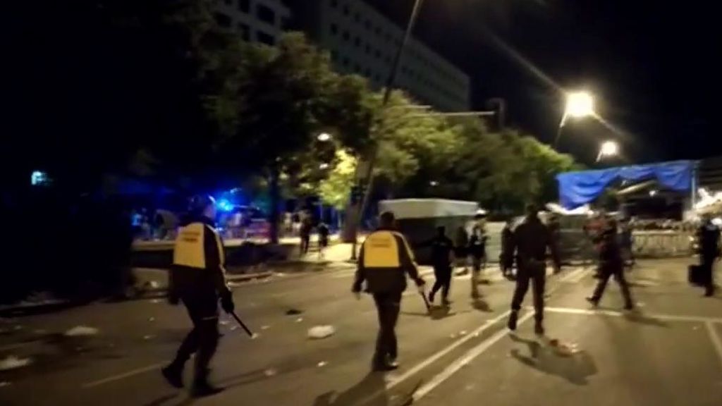 Batalla campal en Sabadell a grito de "muerte": nueve detenidos y cuatro mossos heridos