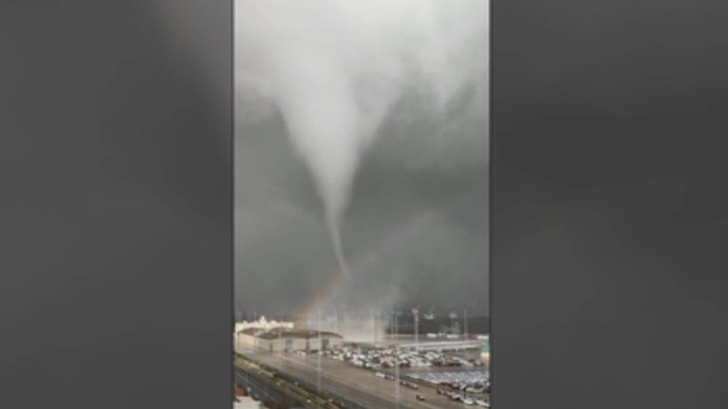 Un pequeño tornado causa varios daños en el puerto de Barcelona