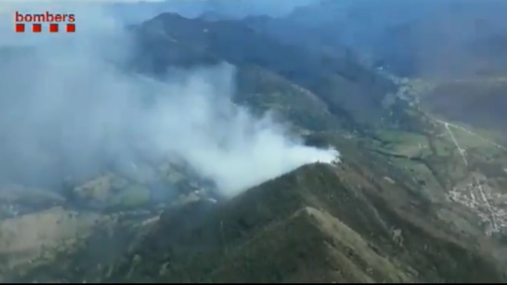 Los bomberos intentan controlar un incendio forestal en la sierra de Lleida.