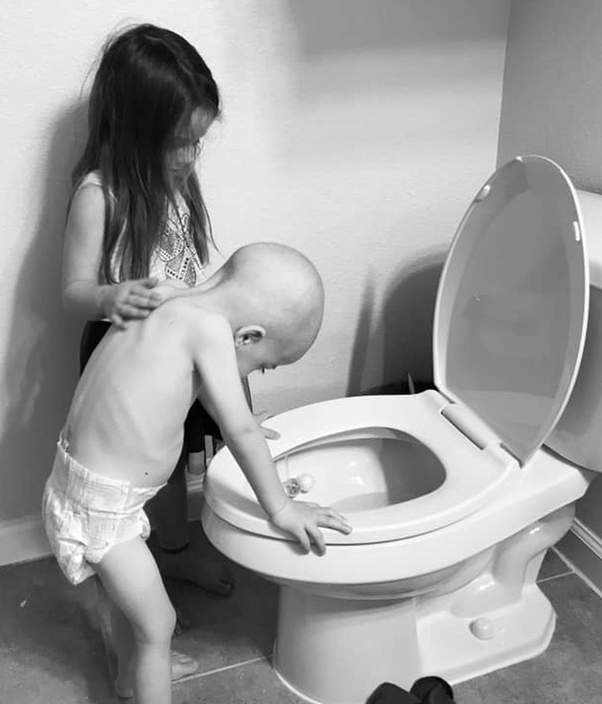 A su lado en la lucha contra el cáncer: la emocionante foto de dos hermanos A su lado en la lucha contra el cáncer: la emocionante foto de dos hermanos