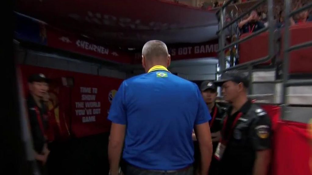 La expulsión de Petrovic, entrenador de Brasil, por la faltas no pitadas a su equipo