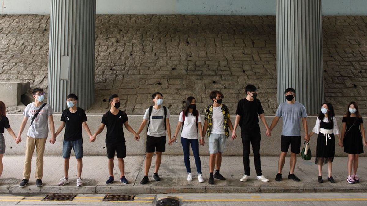 Cientos de estudiantes forman cadenas humanas en Hong Kong para apoyar a los manifestantes