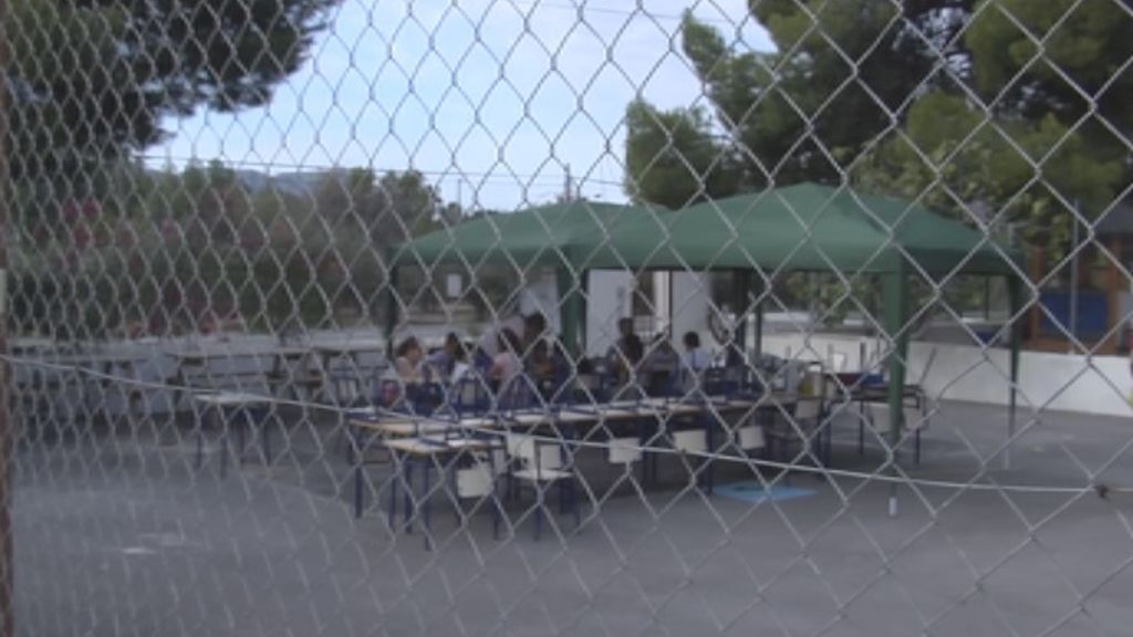 "Es vergonzoso": Los niños de un colegio de Alicante arrancan la vuelta al 'cole' dando las clases bajo carpas