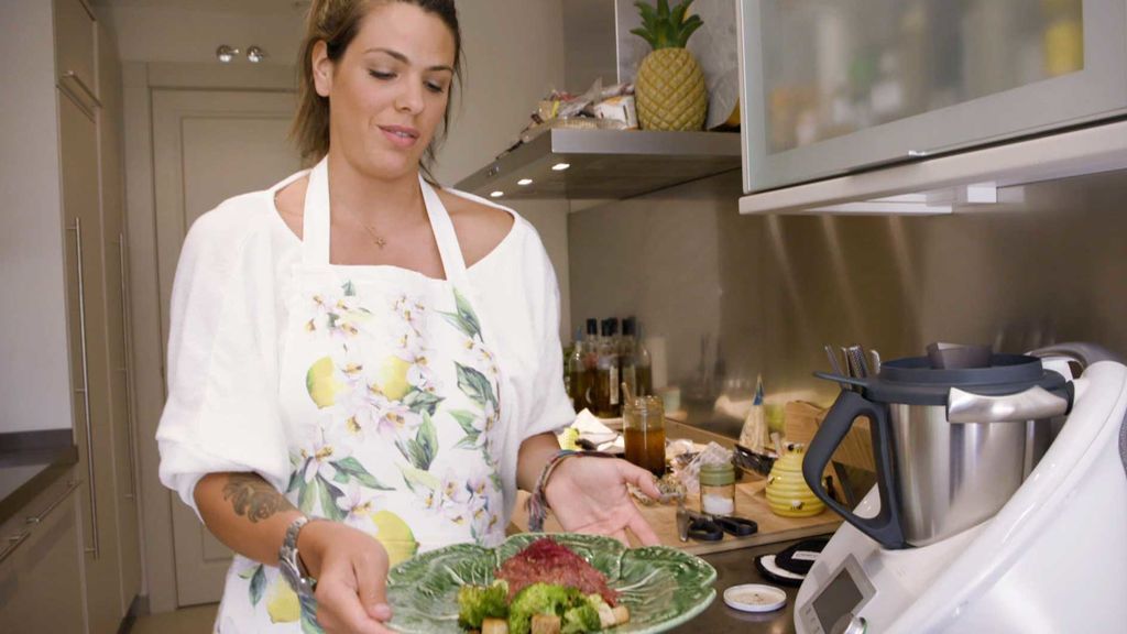 Laura confía en su robot de cocina para ganarse a sus invitados