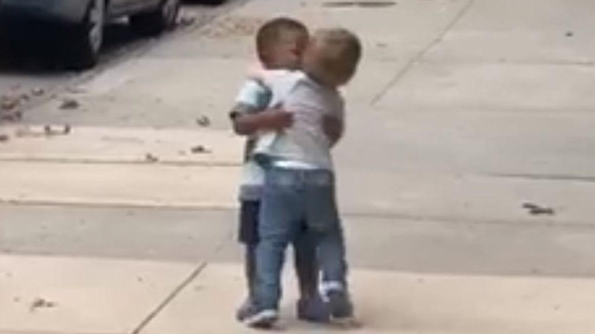 El abrazo más emotivo de la vuelta al cole: dos niños de 2 años protagonizan un conmovedor reencuentro