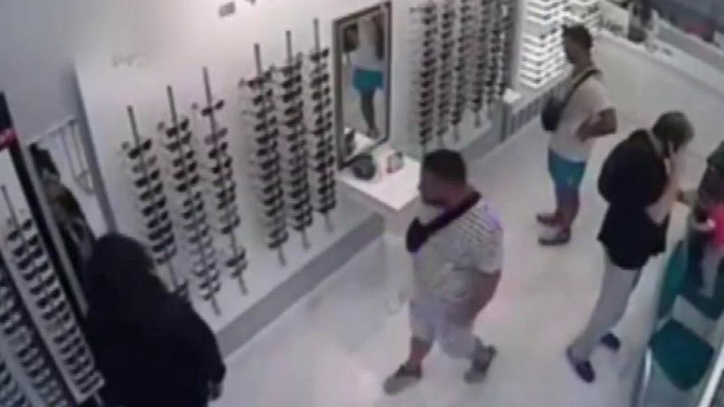 'La Manada' a juicio por el robo de unas gafas
