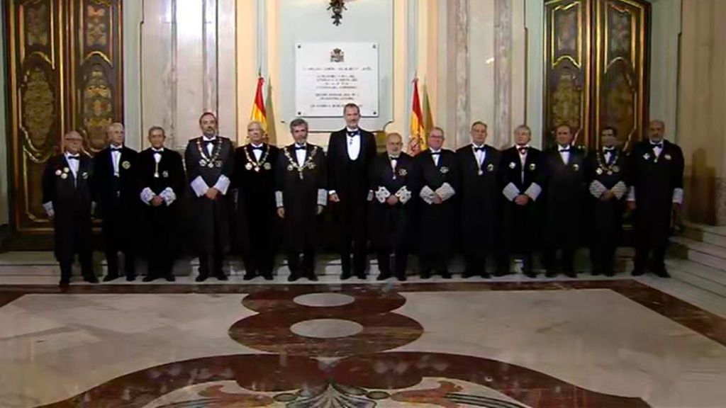 El Poder Judicial justifica la ausencia de mujeres en la foto del Rey con la cúpula del Supremo: las mujeres se postulan menos El Poder Judicial justifica la ausencia de mujeres en la foto del Rey con la cúpula del Supremo: las mujeres se postulan menos