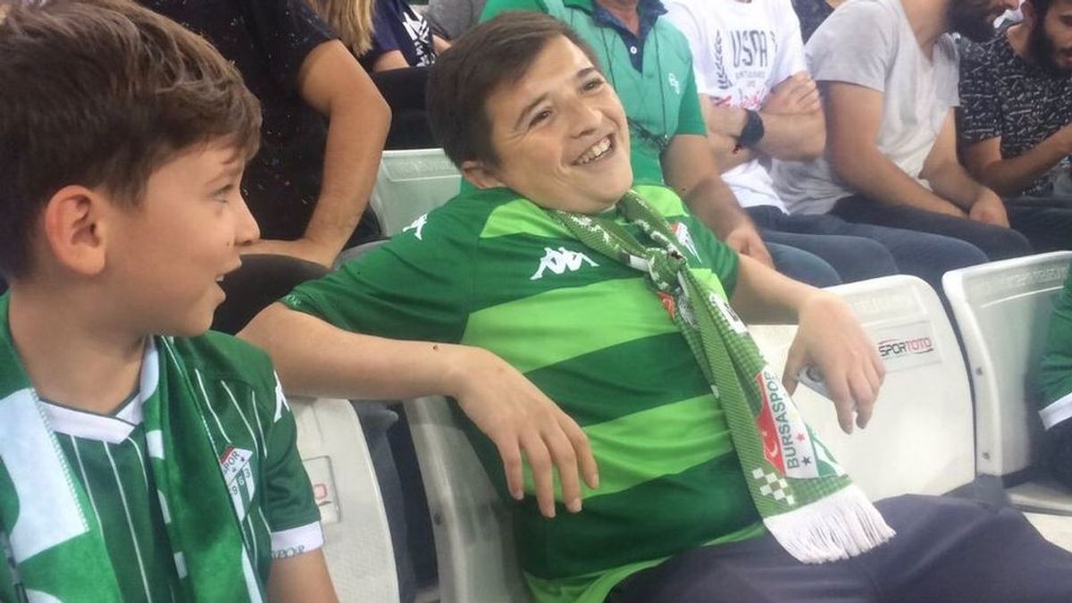 El falso niño fumador del Bursaspor tiene en realidad 36 años y acudió a ver el partido con su hijo El falso niño fumador del Bursaspor tiene en realidad 36 años y acudió a ver el partido con su hijo