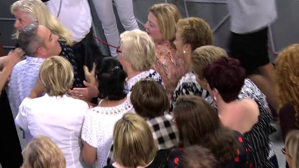 El público de 'Sálvame' abraza a Victor Sandoval porque está "falto de cariño"