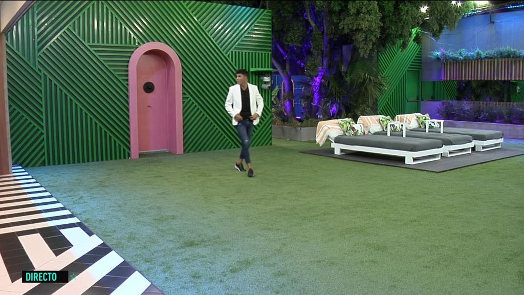 La puerta rosa guía al confesionario