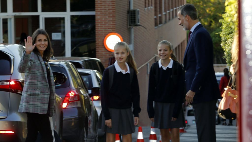 Felipe y Letizia acompañan a sus hijas en el primer día de colegio