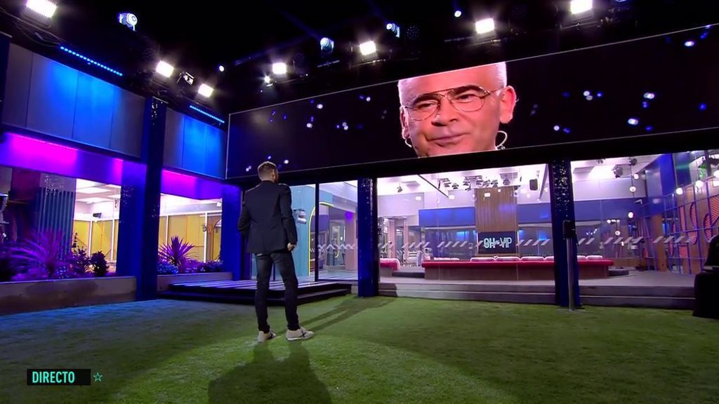 El jardín cuenta con una enorme pantalla alargada