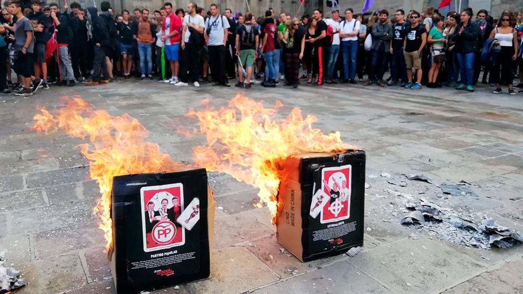 Diada 2019: quema de cajas con caras de políticos en la manifestación de Arran Diada 2019: quema de cajas con caras de políticos en la manifestación de Arran