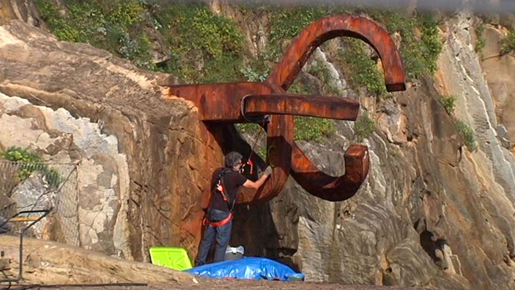 Expertos del Museo Chillida limpian los lazos amarillos de 'El peine del viento' Expertos del Museo Chillida limpian los lazos amarillos de 'El peine del viento'
