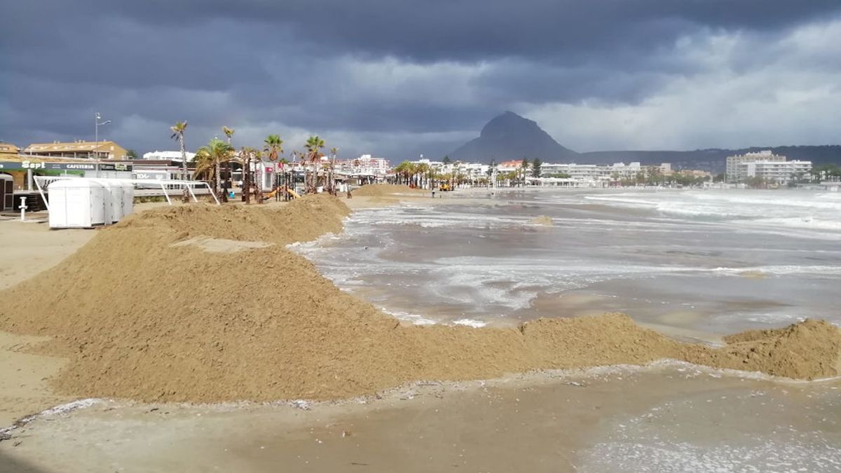 La gota fría deja 22.000 alumnos sin clase y provoca los primeros incidentes en localidades como Jávea La gota fría deja 22.000 alumnos sin clase y provoca los primeros incidentes en localidades como Jávea