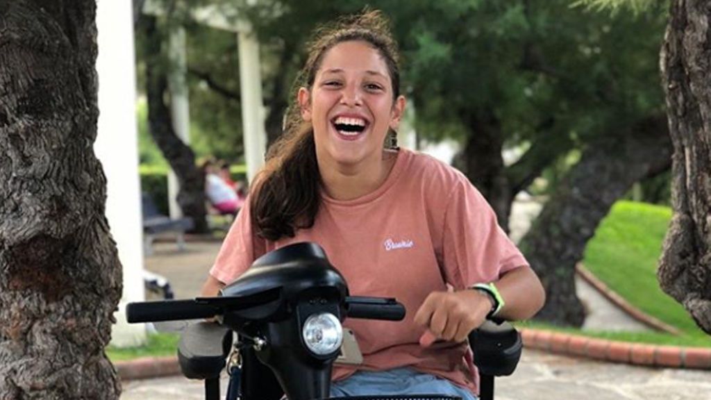 Una joven con parálisis cerebral cuenta cómo muchos autobuseros no la dejan subir con su motosilla
