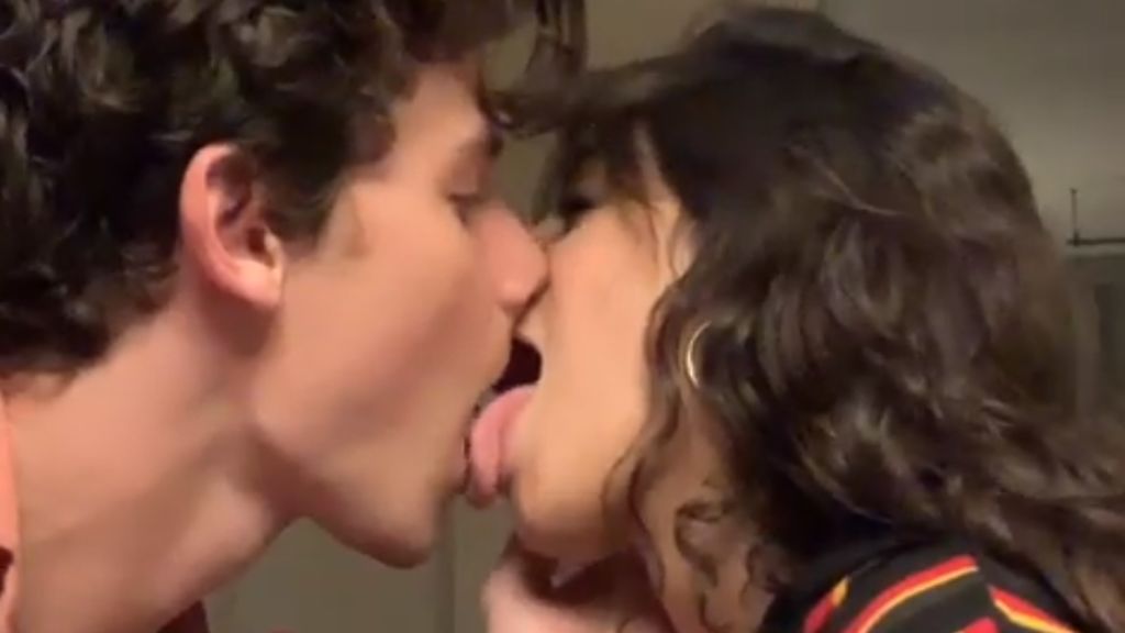 Camila Cabello y Shawn Mendes confirman en directo que se besan "como peces": "X"