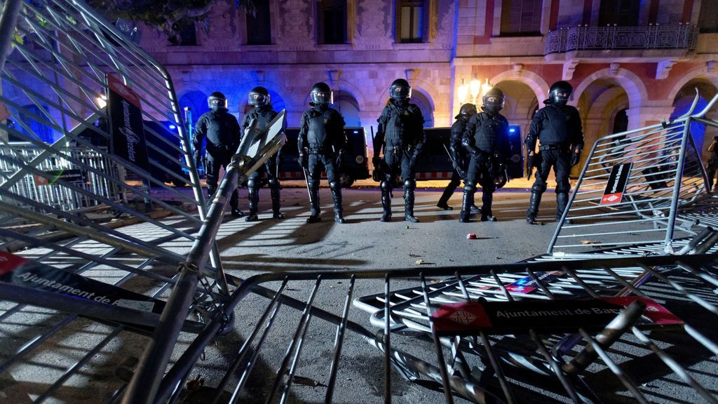 La violencia marca el final de los actos de la Diada con una protesta de los CDR ante el Parlamento de Cataluña