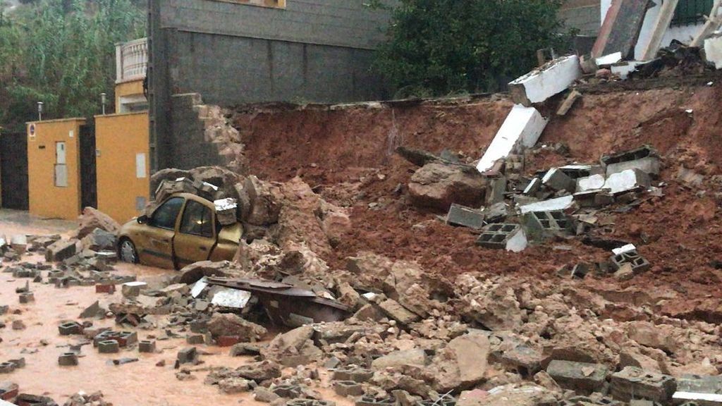 Una vivienda se derrumba debido a las fuertes lluvias y aplasta un coche