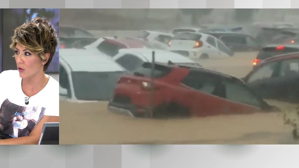 Decenas de coches atrapados en una riada en Orihuela