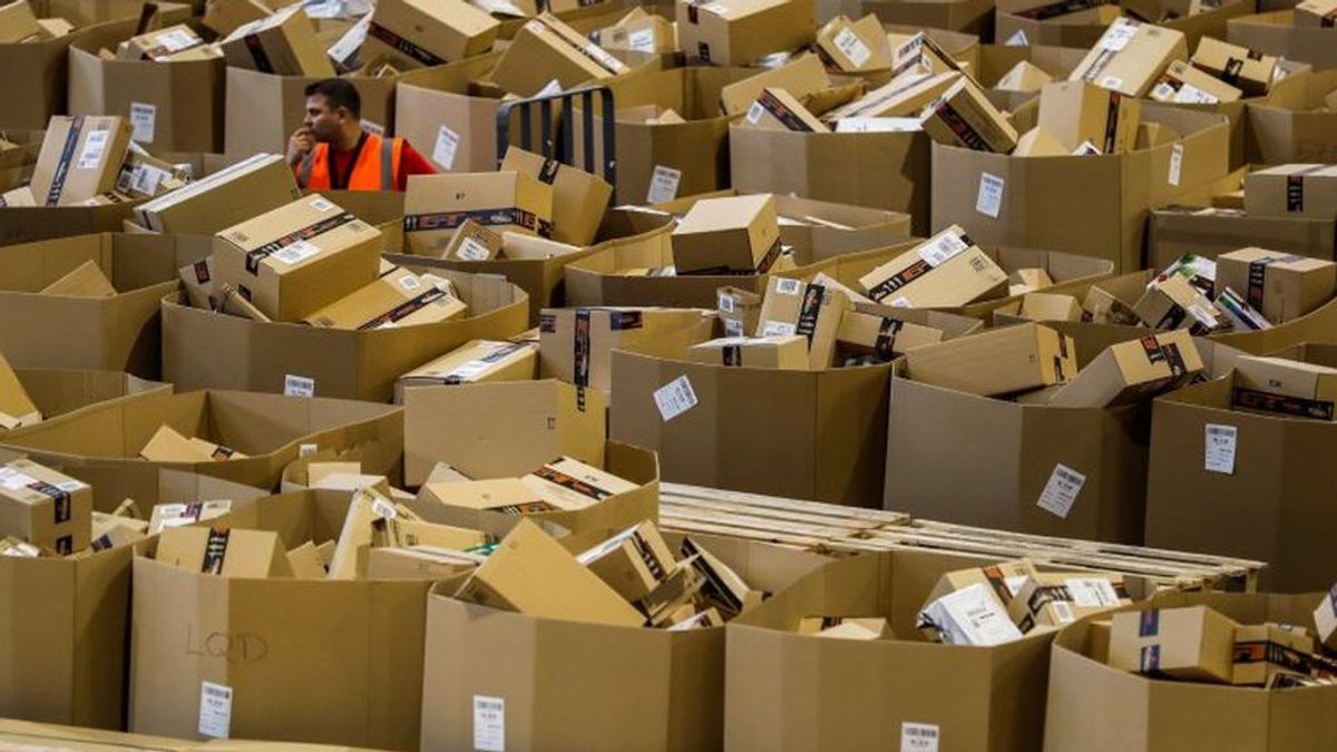 Un joven estafa 330.000 euros a Amazon devolviendo cajas llenas de tierra