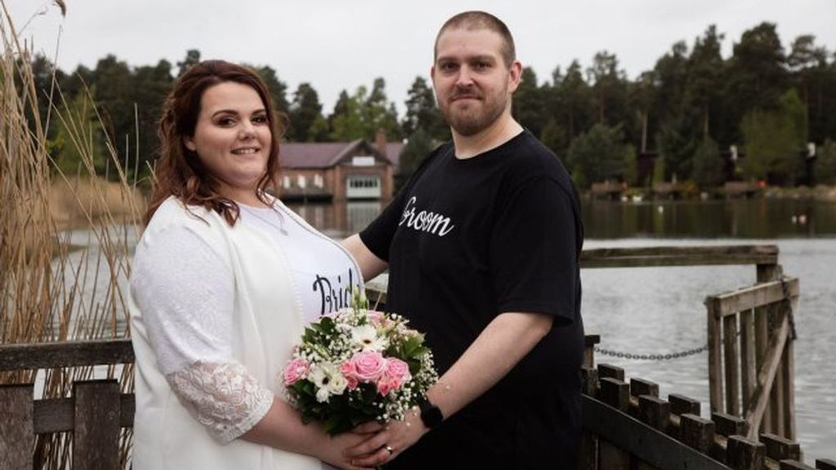 Se casan en camiseta para demostrar que una boda puede ser barata