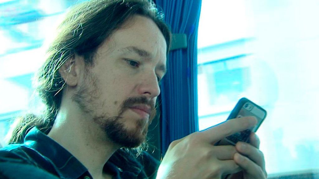 Pablo Iglesias, con el teléfono en su mano Pablo Iglesias, con el teléfono en su mano