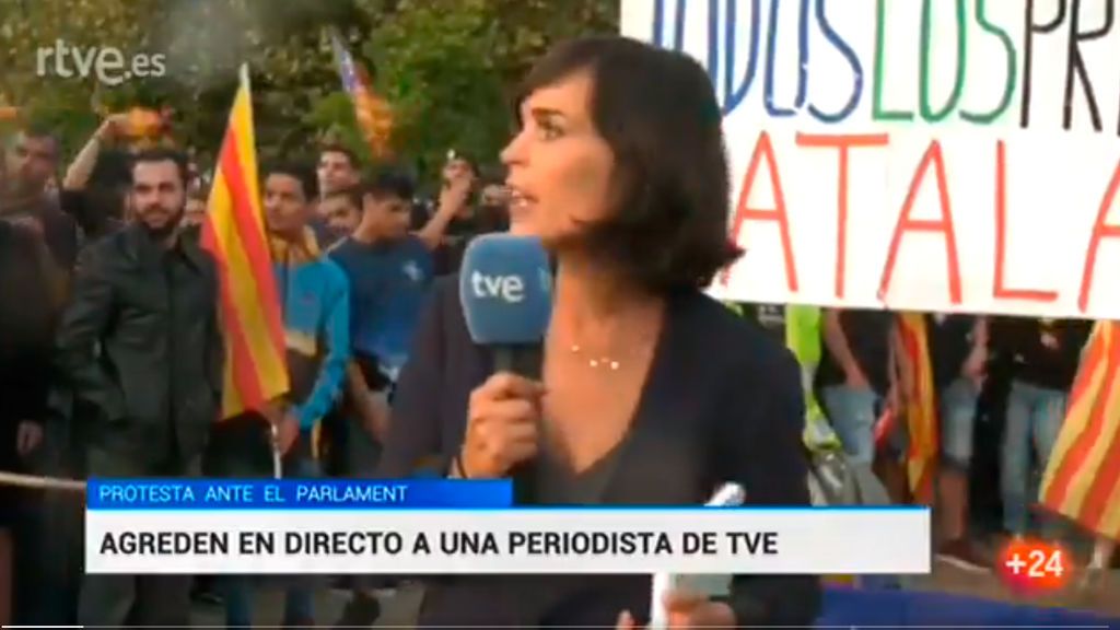 Tres periodistas agredidos durante la concentración de los CDR ante el Parlament en la Diada Tres periodistas agredidos durante la concentración de los CDR ante el Parlament en la Diada