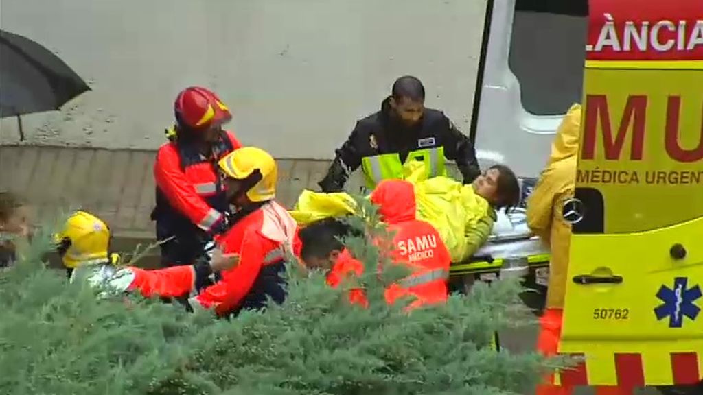 Rescatan a varias personas por las inundaciones en Onteniente, Valencia