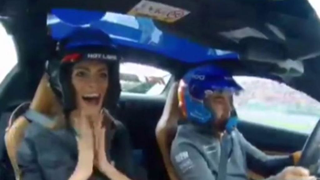 Fernando Alonso sorprende a su novia, Linda Morselli, con una vuelta a toda velocidad por Monza