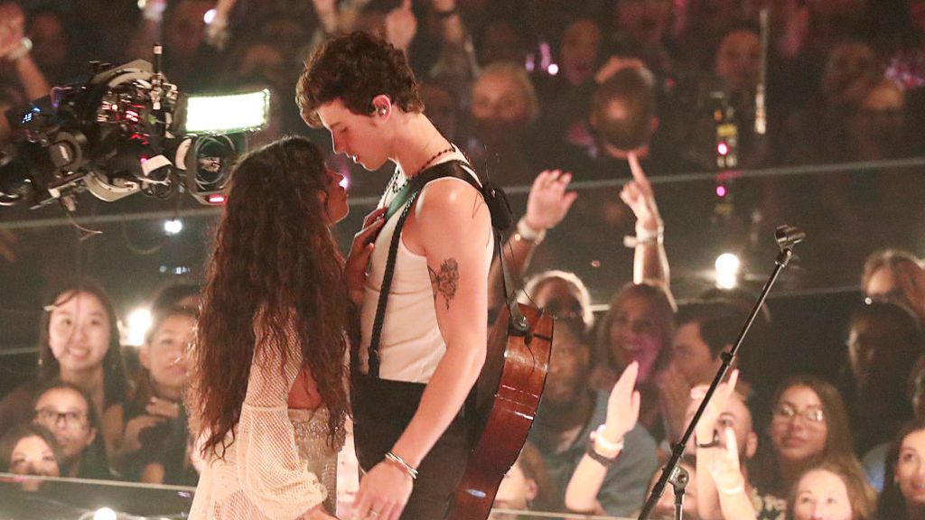 Shawn Mendes y Camila Cabello se dan un beso apasionado en redes sociales para desatar la locura Shawn Mendes y Camila Cabello se dan un beso apasionado en redes sociales para desatar la locura