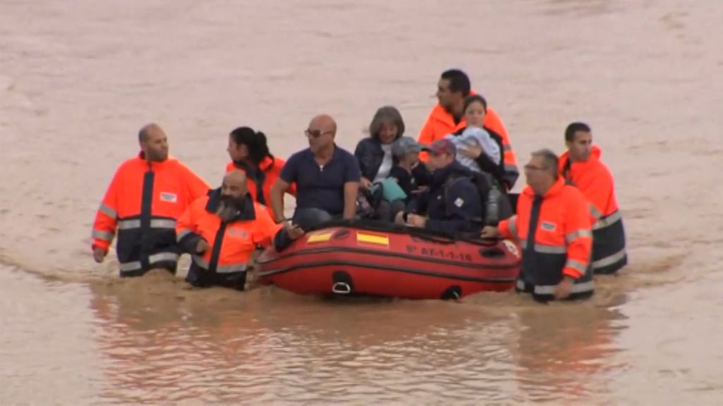 Una pareja y su bebé, rescatados en medio de las inundaciones en Orihuela