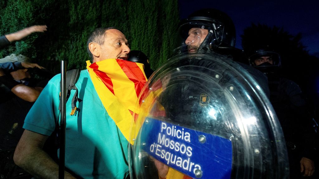 Violentos enfrentamientos entre los mossos y los CDR  ante las puertas del Parlamento de Cataluña