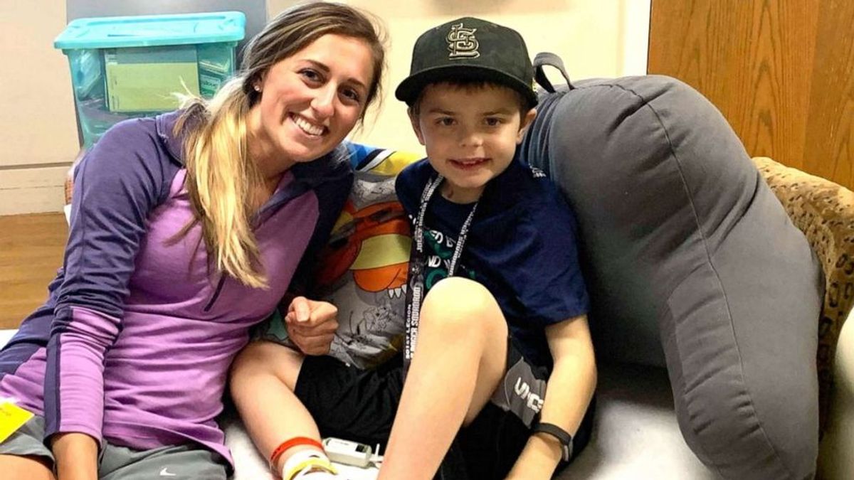 Una enfermera dona su hígado a un niño enfermo de 8 años y le salva la vida