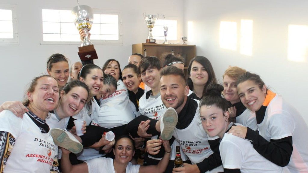 Las jugadoras del equipo, celebrando el ascenso