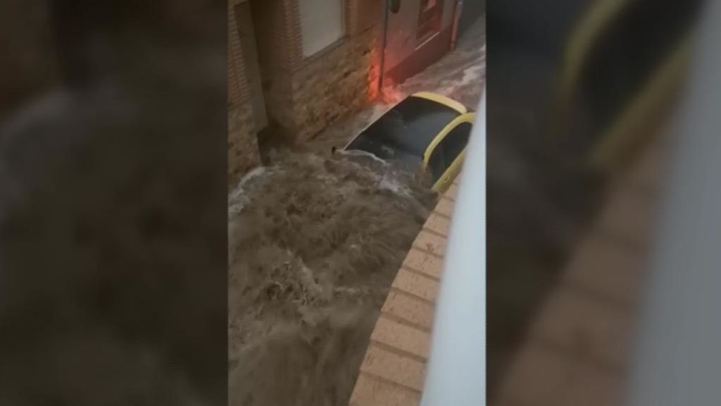 El agua engulle en solo un segundo a un coche con una persona dentro en Santa Pola