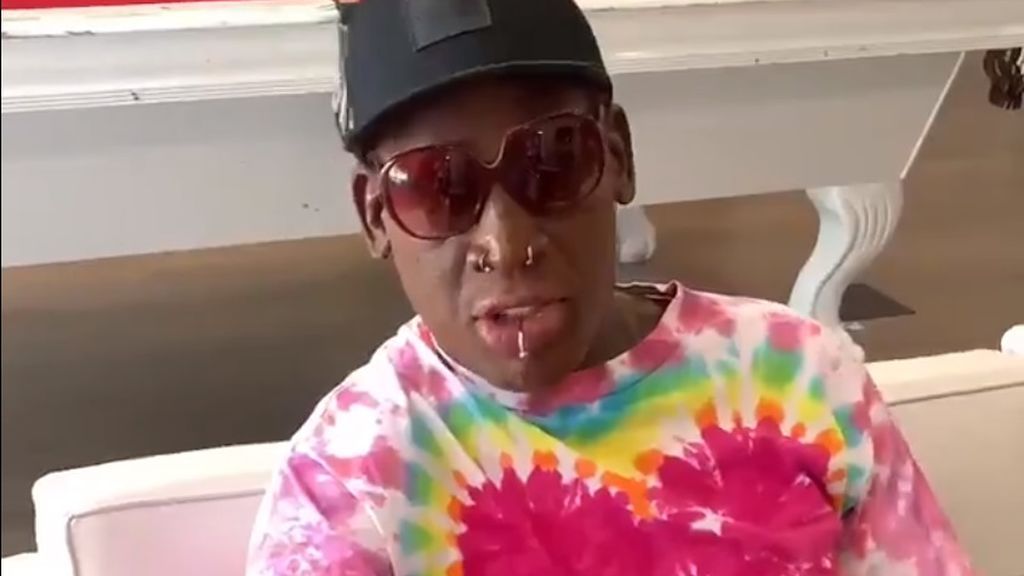 Dennis Rodman se fuma un puro servido por su 'brazo biónico' Dennis Rodman se fuma un puro servido por su 'brazo biónico'