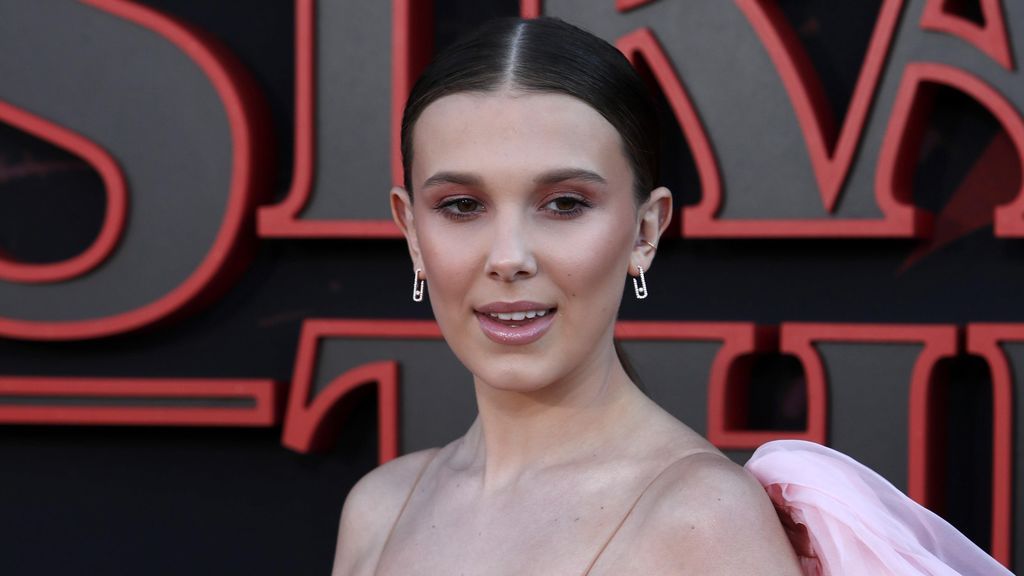 Millie Bobby Brown pide disculpas por no usar los productos de su marca en un tutorial de belleza sobre ellos