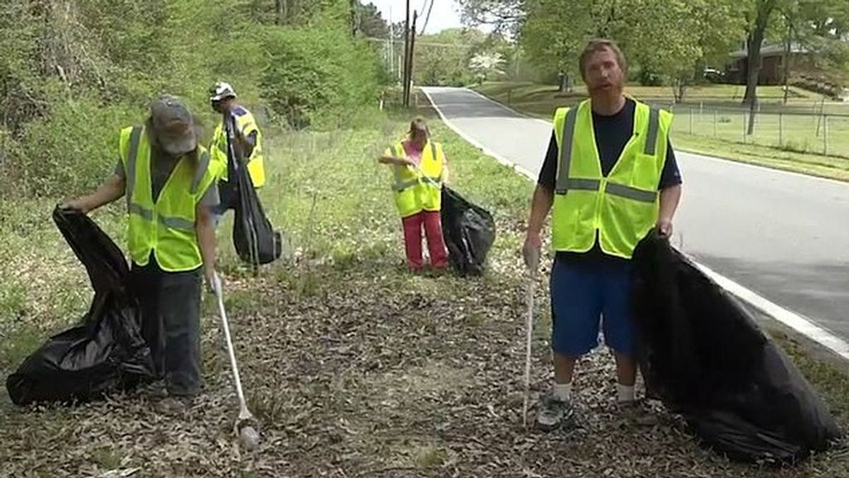 Ciudadanos de Little Rock (Arkansas, EEUU) recogiendo basura