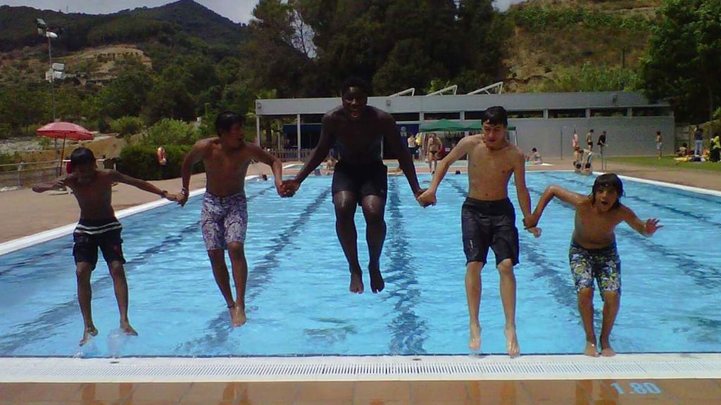 Sumon y sus compañeros en la piscina