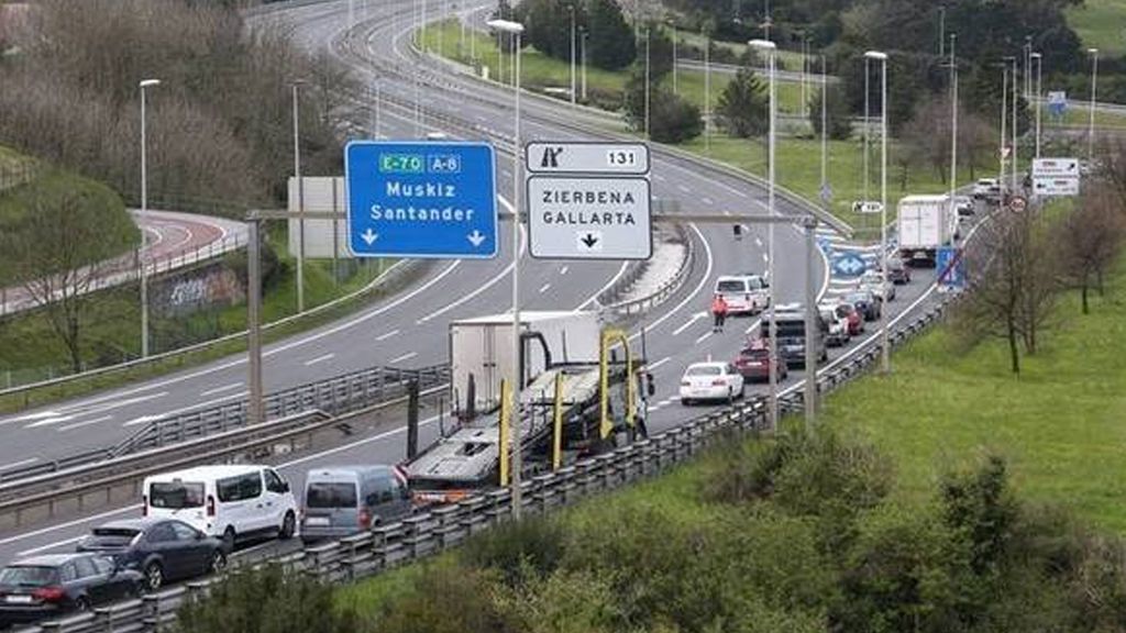 Muere un peatón tras ser atropellado en la autopista A-8 en Vizcaya Muere un peatón tras ser atropellado en la autopista A-8 en Vizcaya