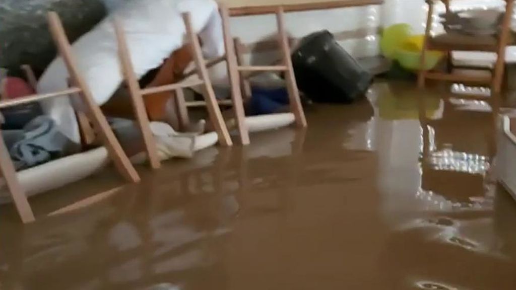 El vídeo del hombre de Alcázares atrapado en su casa por la riada