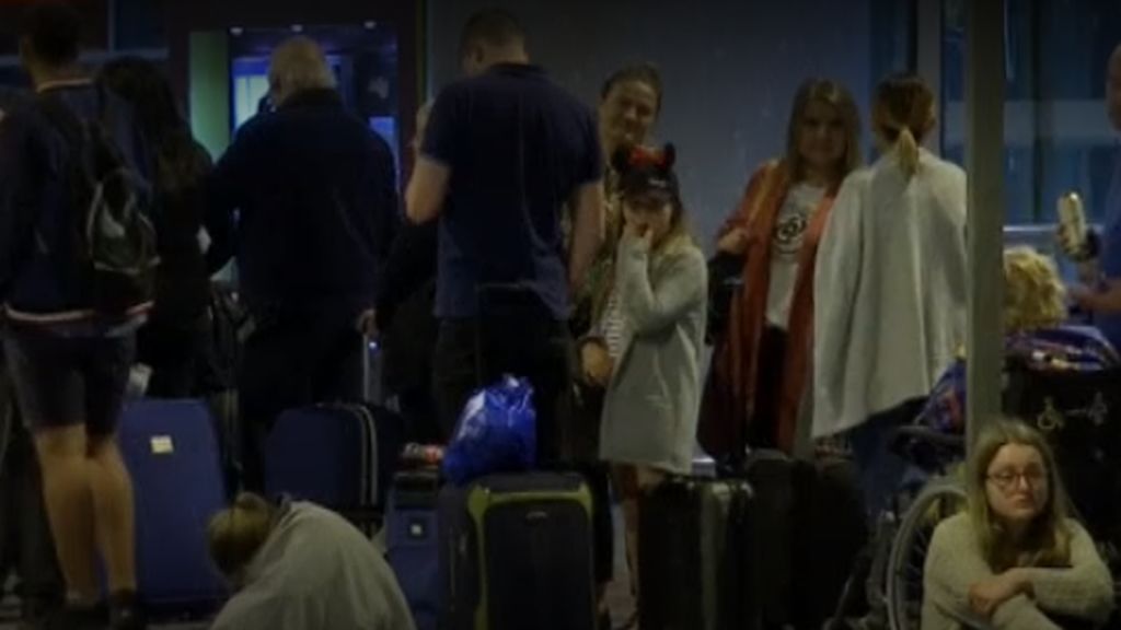 Miles de turistas atrapados en el aeropuerto de Alicante a causa de la gota fría
