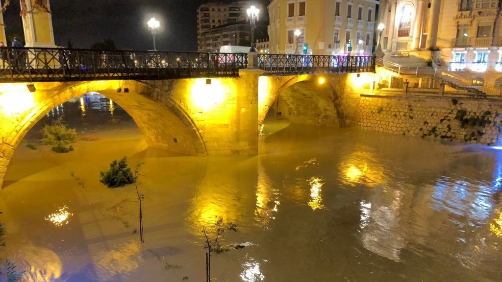 Las lluvias por la gota fría en Murcia amenazan con desbordar el Segura que se enfrenta a sus horas más críticas