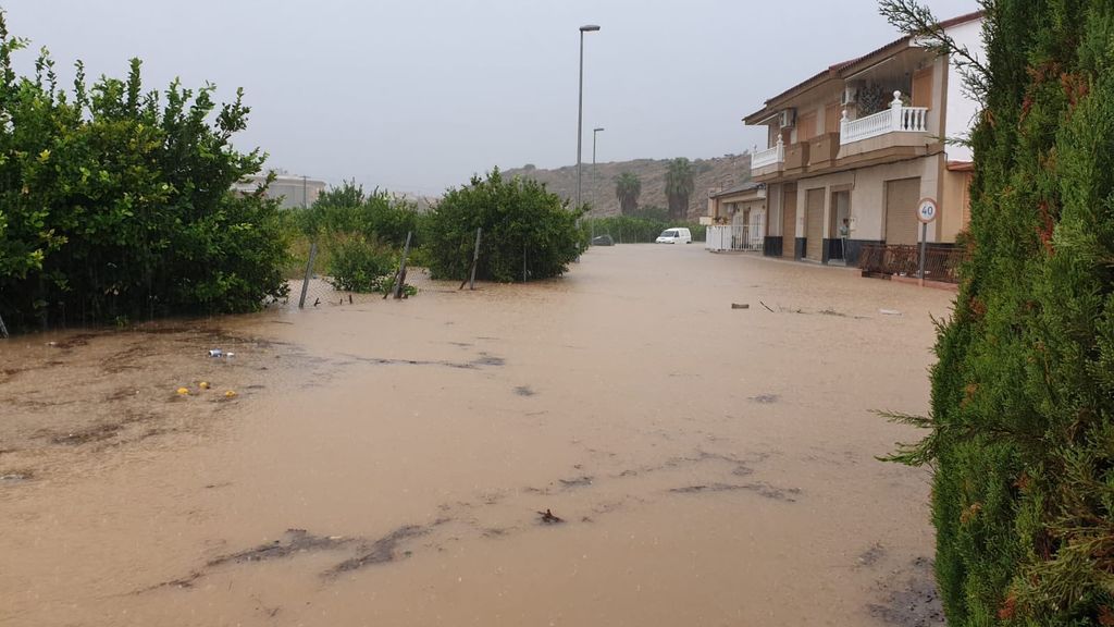 Así se encuentran algunas zonas de la pedanía de Cobatillas. Rogamos prudencia