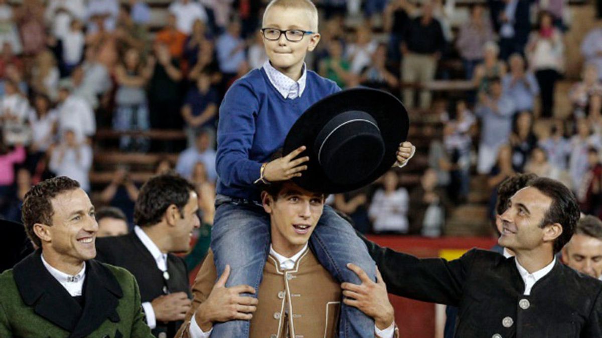 "Adrián vas a morir": Piden hasta tres años de cárcel por los ataques en twitter al niño 'torero' que murió de cáncer "Adrián vas a morir": Piden hasta tres años de cárcel por los ataques en twitter al niño 'torero' que murió de cáncer