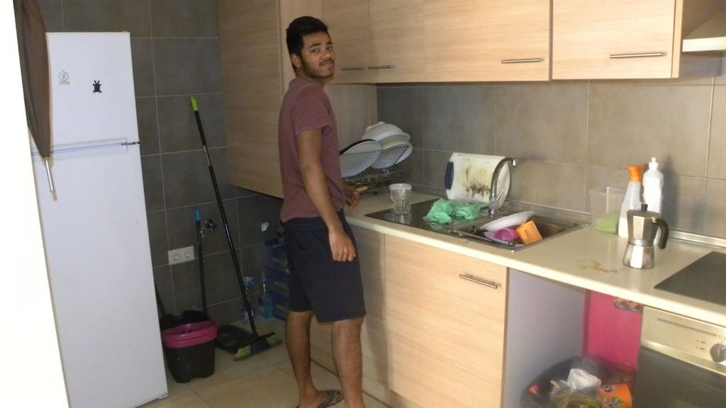 Sumon en la cocina de su piso de Sabadell