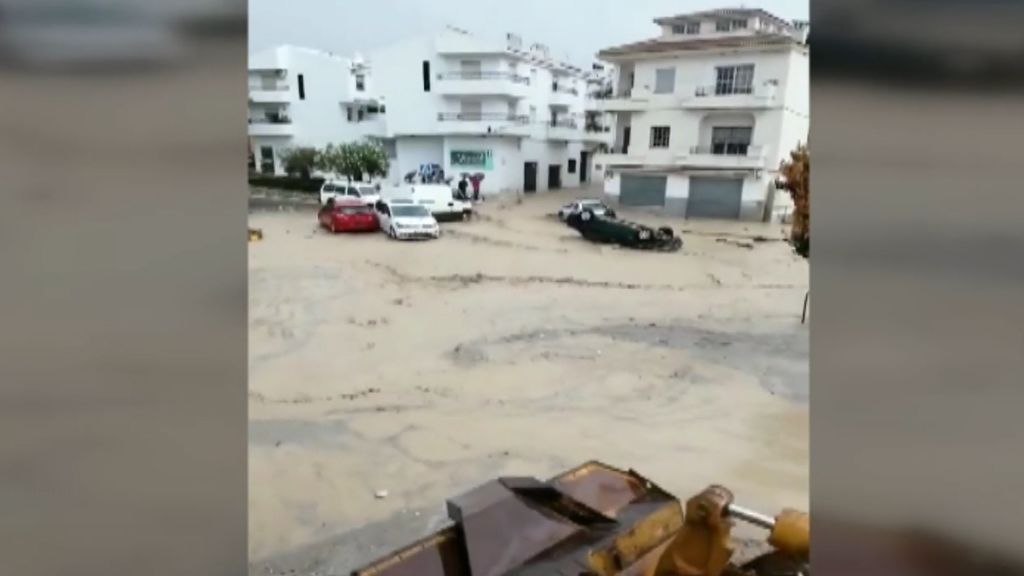 La gota fría arrasa la provincia de Málaga: coches arrastrados, desbordamiento de ríos y más de 5000 rayos