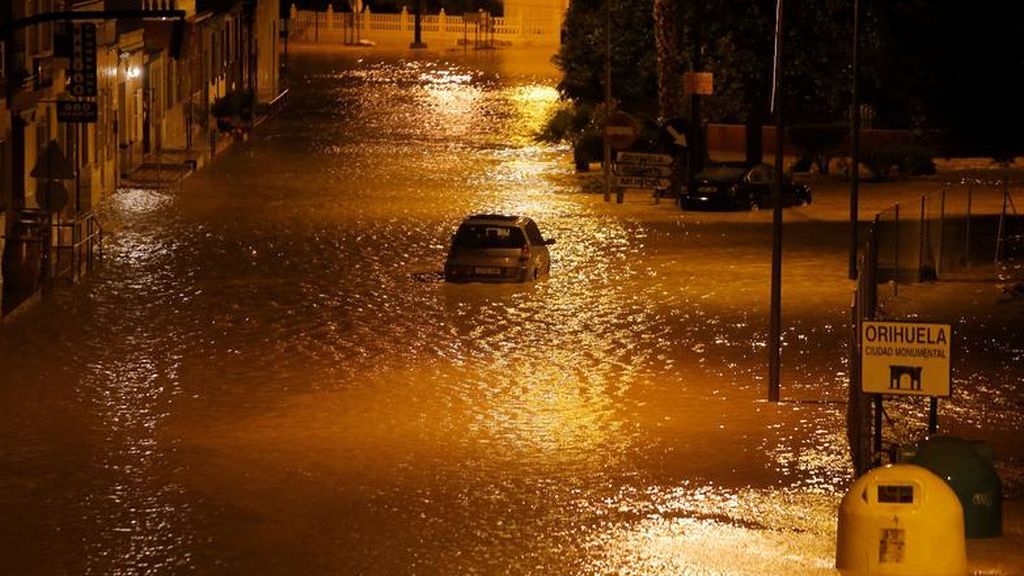 Un automóvil atascado en una calle inundada cuando las lluvias torrenciales azotan Orihuela